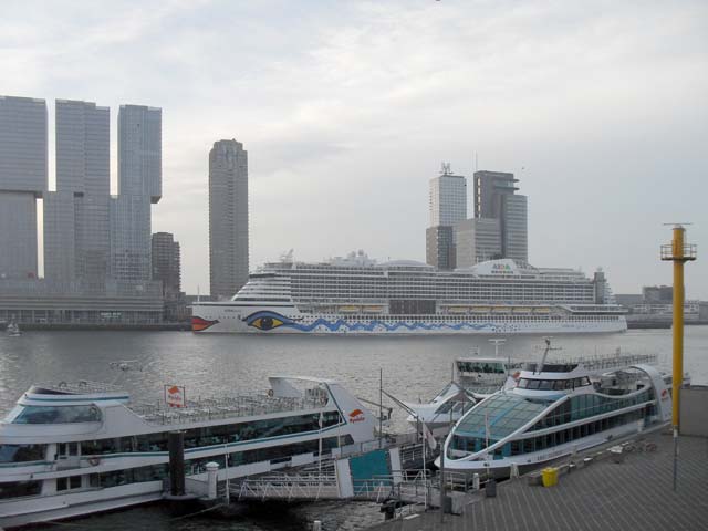Cruiseschip ms AIDAperla van AIDA Cruises aan de Cruise Terminal Rotterdam
